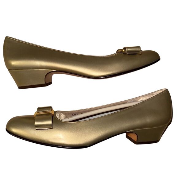 Vintage Salvatore Ferragamo Gold‎ Leather sz 8 Narrow Vara Bow Kitten Heel Pumps - Picture 2 of 8